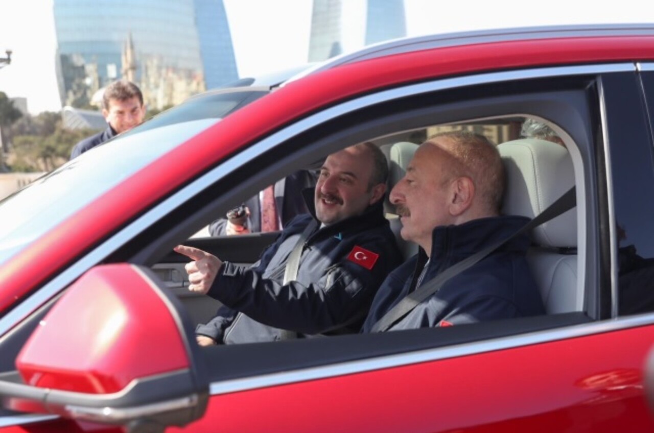 Azerbaycan Cumhurbaşkanına İlham Aliyev, TOGG aracını teslim aldı