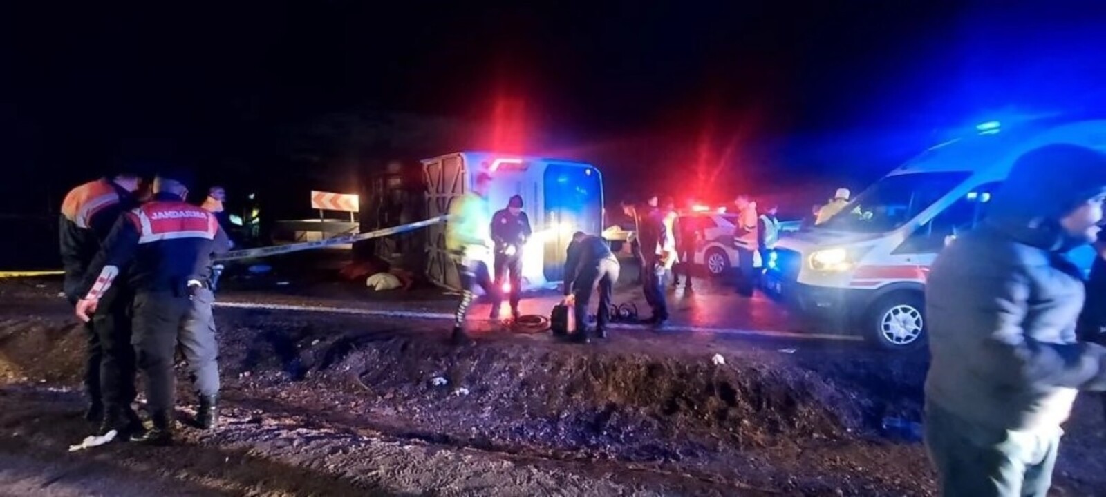 Deprem bölgesi dönüşü ölümlü kaza! Belediye personelinin olduğu otobüs Kayseri'de devrildi